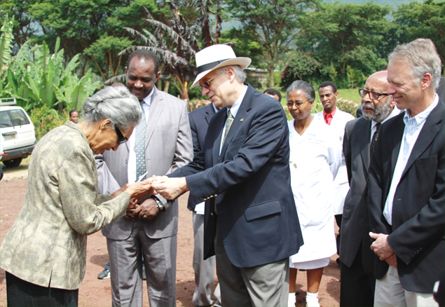 U.S. Ambassador to Ethiopia Donald Booth hands over the donated Ambulance key to Project Mercy Director Marta Gabre-Tsadik in front of SNNPR President Shiferaw Shigute (Photo: Courtesy of U.S. Embassy in Ethiopia)